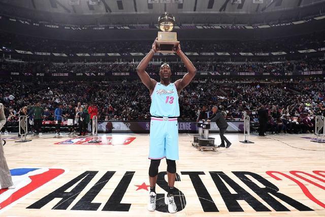 周琦5投2中仅得10分 罚球三不沾登上微博热搜