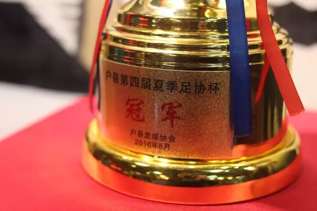 致敬科比！国米前锋图拉姆夺冠后晒照 致敬科比2001年经典照片